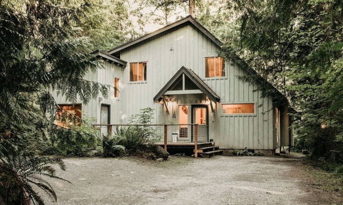Glacier Cabin | Pet-Friendly Retreat with Hot Tub & Sauna - Perfect for 10