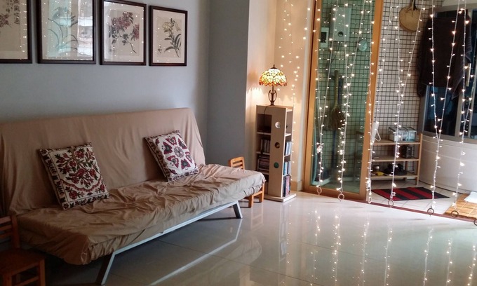 Liwan Apartment | Discover 1A Real-China Home: Cozy City Center Retreat