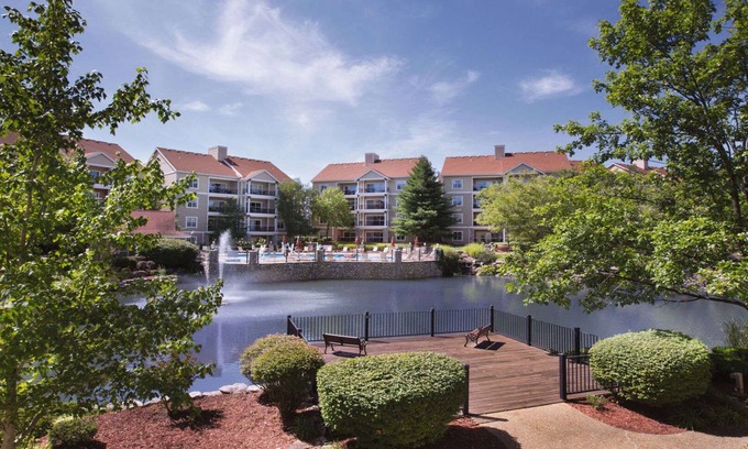Table Rock Hotel | Relax in Branson: Pools, Gym, BBQ & Game Room Await!