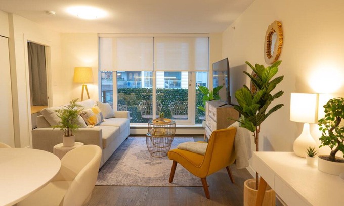 Chinatown Apartment | Elegant Downtown Vancouver Condo with Free Parking & Child Friendly