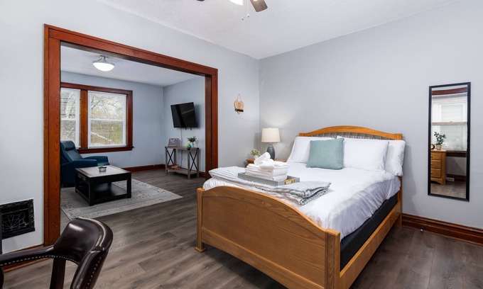 St. Louis Apartment | Cozy 1-Bedroom Retreat in Princeton Heights with Kitchen