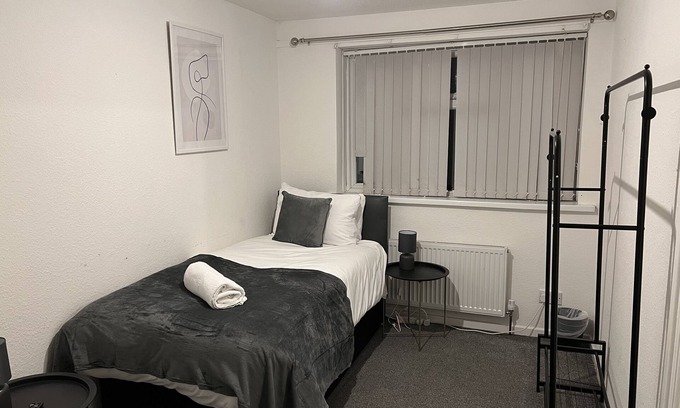 Seisdon House | Cozy 1Bed House with Driveway & Spa Amenities Await You