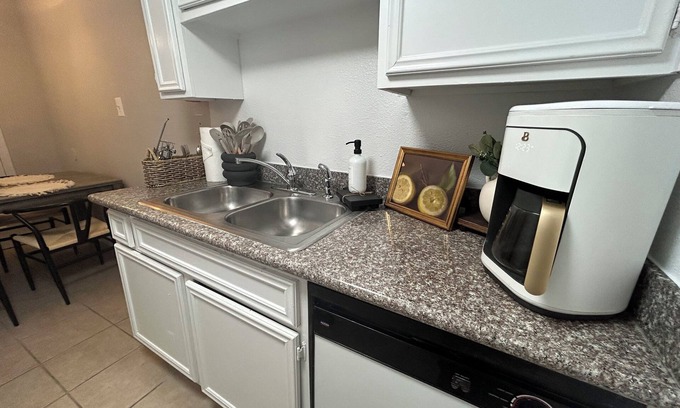 Edgebrook Apartment | Cozy 1-Bedroom Apartment with Oceanview & Pet-Friendly