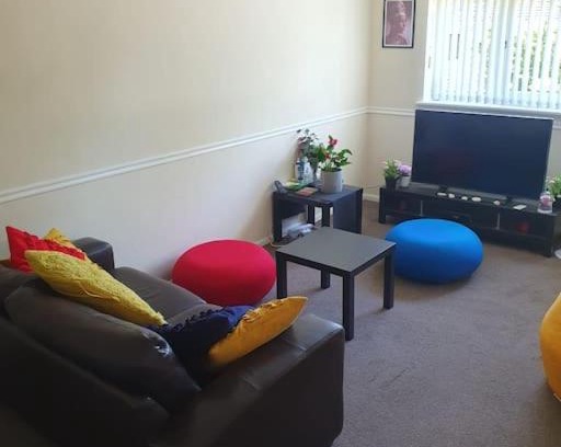 Horsham Apartment | Stylish 1-Bedroom Flat with Extra Sofa Chair - Rated 9.3