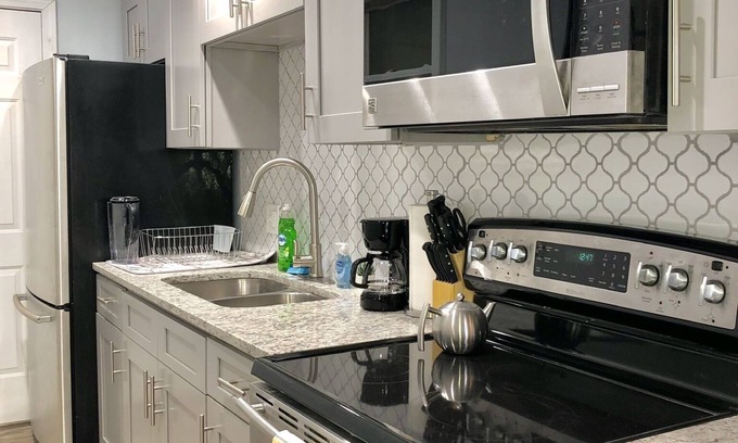 Peoplestown Apartment | Cozy 1BR Getaway with Kitchen and Breakfast Included