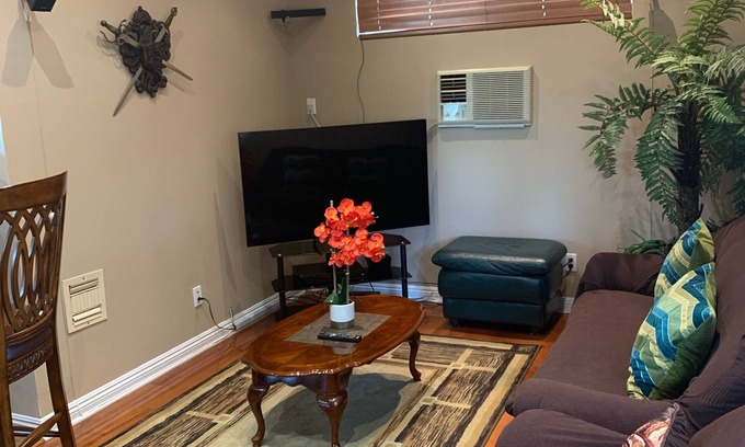 Warner Center House | Guest Rated 9.8: Cozy Suite with Kitchen & Netflix Near Woodland Hills