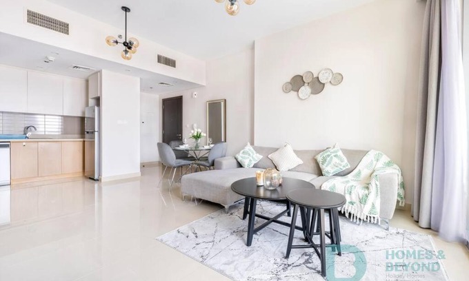 Dubai Apartment | Elegant 1BR Apartment with Marina Views at Creek