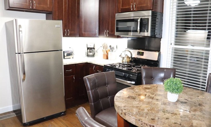 River Forest Apartment | Beautiful 1BR Apartment - Steps from Downtown Oak Park