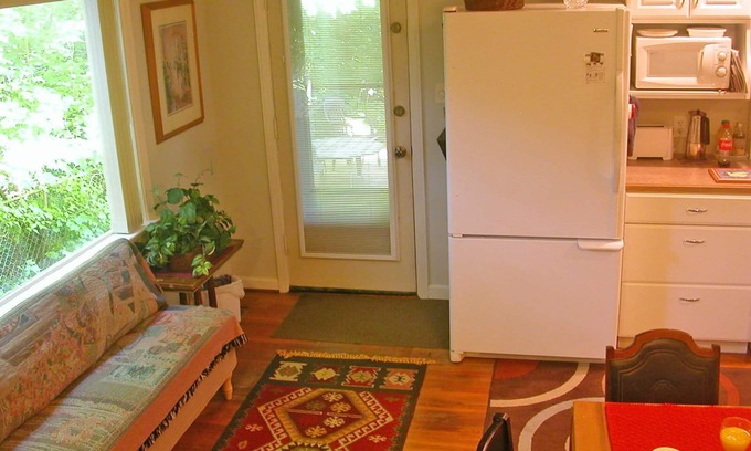 Glen Echo Apartment | Idyllic 1BR Apartment with Breakfast in Clintonville