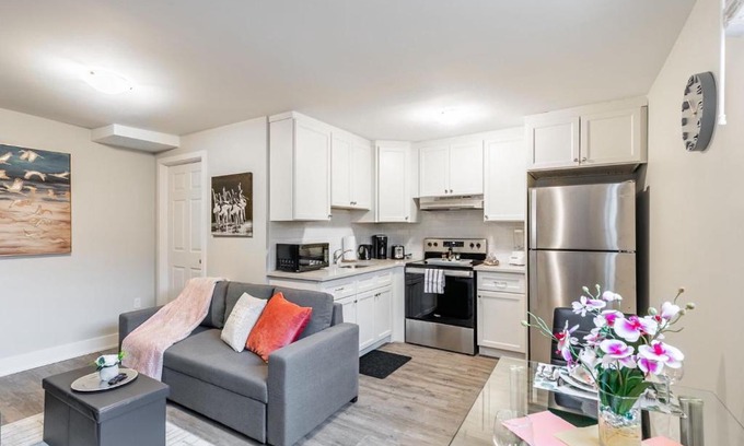 Central Hamilton Apartment | Stylish 1BR Apartment with Netflix in Prime Location