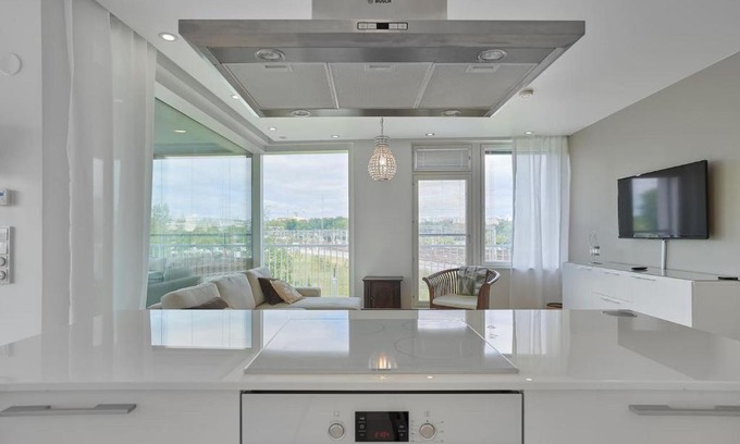 Kluuvi Apartment | City Center Retreat with Sauna, Balcony & Lake View