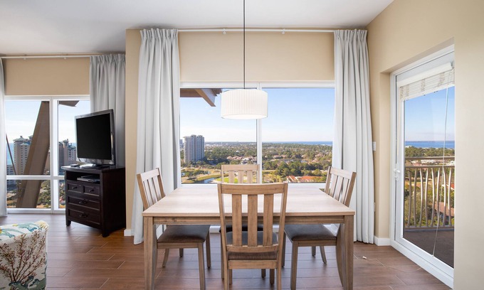 Sandestin Condo | Beachfront Bliss: Pool, Hot Tub & Scenic Ocean Views