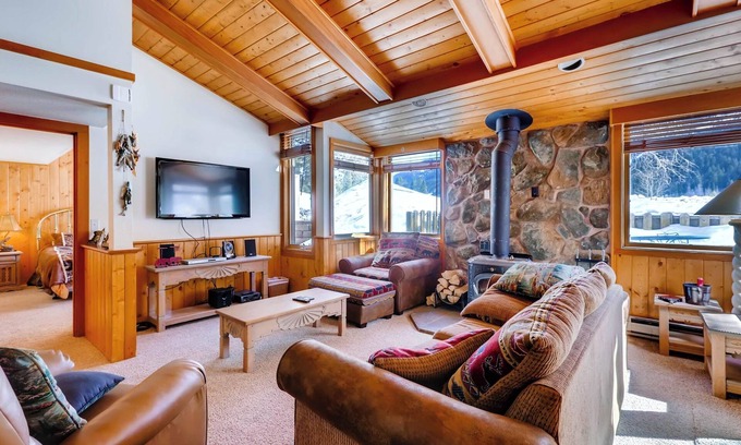 Lakeside Village Condo | Top-Rated 1Br Condo with Pool & Kitchen in Decatur