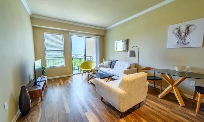 Cityplace Apartment | Inviting Executive Suite with Pool, Gym & Fast Wi-Fi