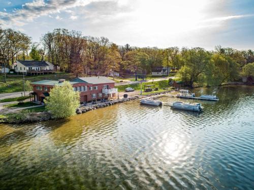 Mayfield House | Charming 1BR Fife Lake Haven with Fire Pit & Hot Tub
