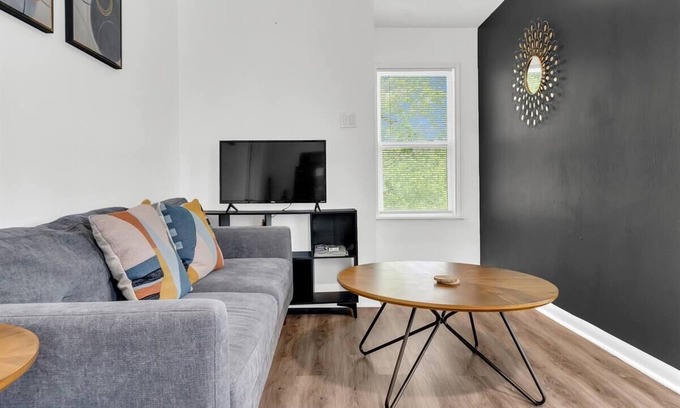 Woodlawn Lake Apartment | Charming 1BR GuestHouse Apt Near Downtown Attractions