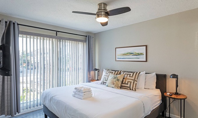 Neartown Apartment | Discover 1BR Keys To Montrose: Ideal for Downtown Escapes