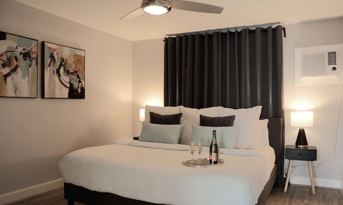 Neartown Apartment | Elegant 1BR Keys To Montrose: Top-Rated with Great Amenities