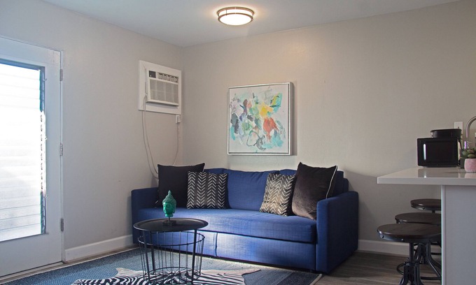Neartown Apartment | Modern 1BR Keys To Montrose: Ideal for Families and Comfort