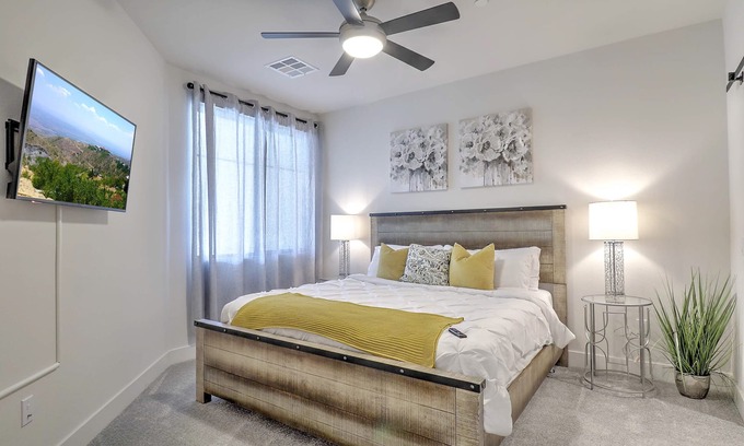 North Scottsdale Airpark Condo | Stylish King Beds in Shopping District with Pool & Spa