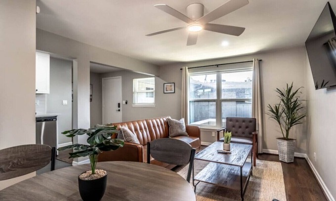 Neartown Apartment | Stylish Urban Apartment in Montrose with Free Parking