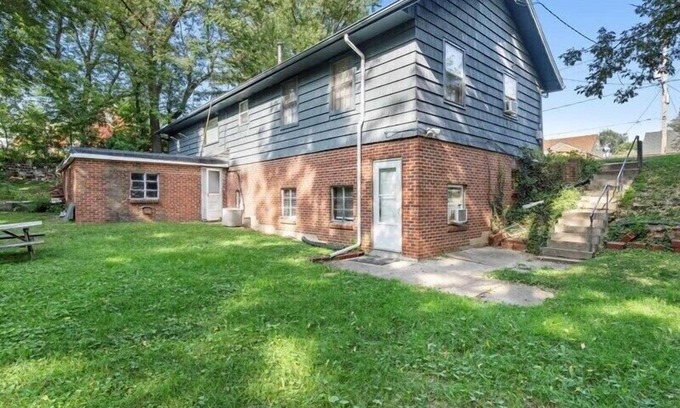 Des Moines Apartment | Cozy 1BR Residence with Generous Backyard & Family-Friendly Amenities