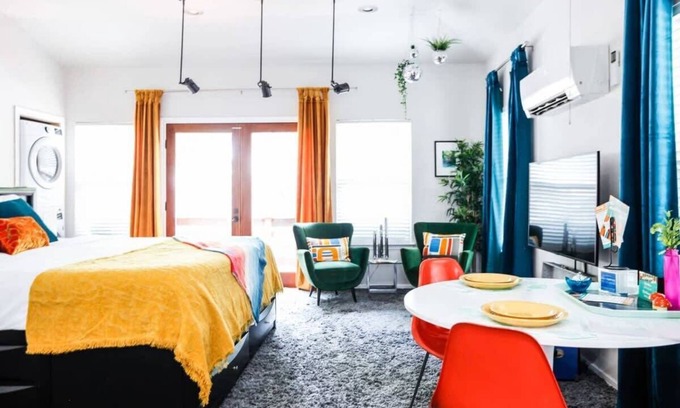 South Congress House | Cozy SoCo Retro Cowboy Studio with Great Amenities