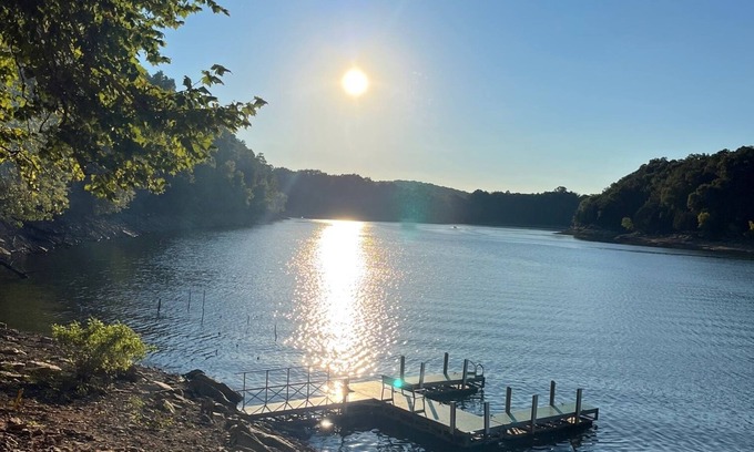Tateville Cottage | Scenic Lake View Retreat: Pet-Friendly Near Lake Cumberland