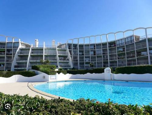 Le Couchant Apartment | Prime Location by the Pool at Sunset for Relaxing Getaways
