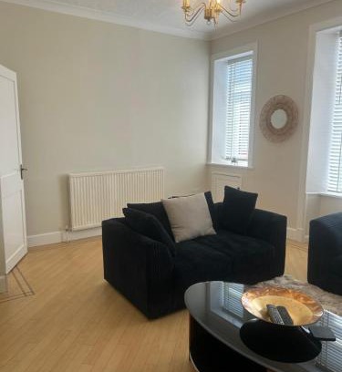 Falkirk Apartment | Top-Rated Family Retreat at 1L Albert Place