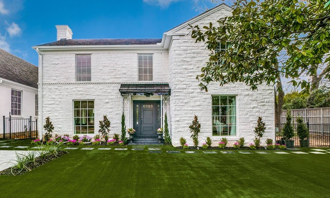 Preston Hollow House | Elegant Preston Hollow Home with Family & Pet-Friendly Perks