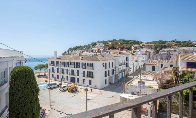Llafranc Apartment | Beachfront 3-Bedroom Apartment with Ocean View in Llafranc