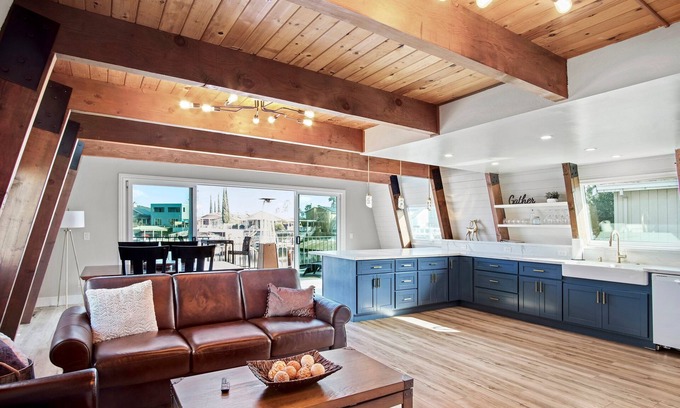 Discovery Bay Cabin | Exclusive 1pm Check-in at The Delta Cabin with Boat Option