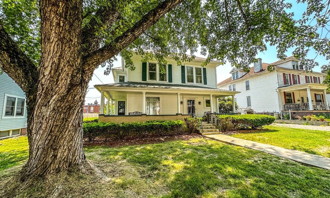 Nelsonville House | Top Rated Stay at Maple Leaf Inn with Family-Friendly Amenities