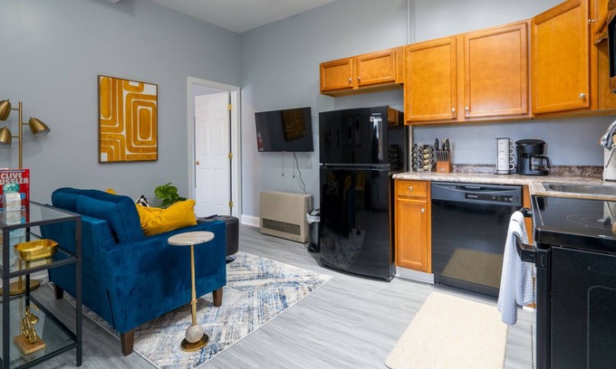 Manchester Apartment | Inviting 1st Floor Apt - Steps from Downtown Fun