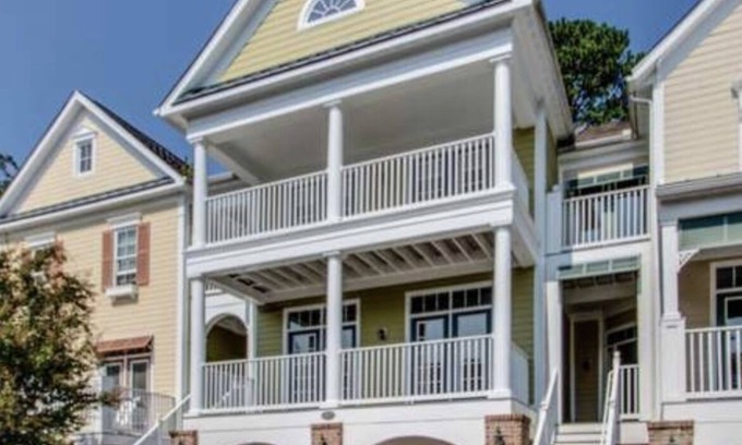 Long Neck House | Indulge in a 5-Star Suite with Ocean View & Private Patios