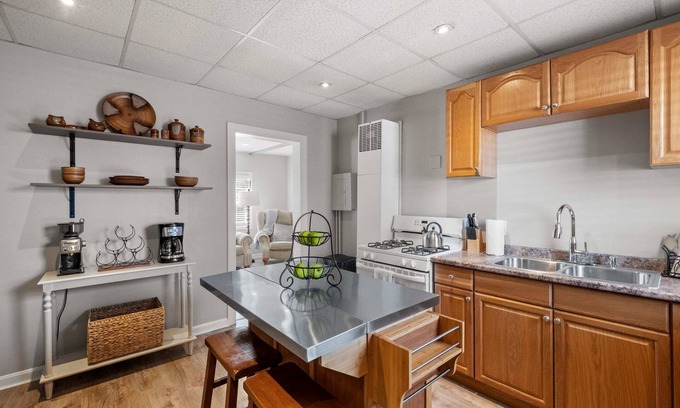 Manchester Apartment | Convenient 1 Bed/1 Ba Retreat - Pet & Child Friendly