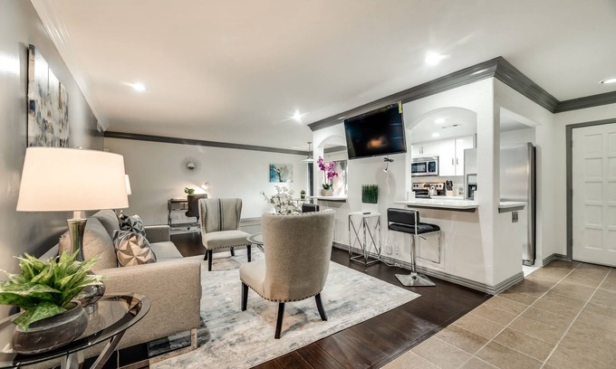Grand Prairie Condo | Pet-Friendly 2BR Condo with Pool & Kitchen - Rated 9.4/10