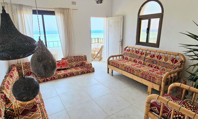 Dahab Apartment | Beachfront Loft: Renovated Space with Spa and Breakfast