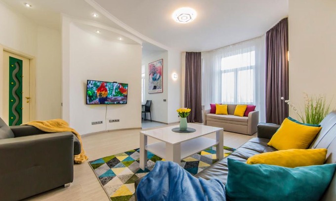 Besarabka Apartment | Cozy 2-Room Apartment Near Bessarabsky Market, Rated 9.6