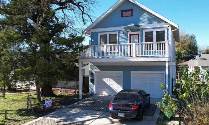 Northside House | Ideal Inner Loop Home Near Rail & Downtown - 10/10 Rating