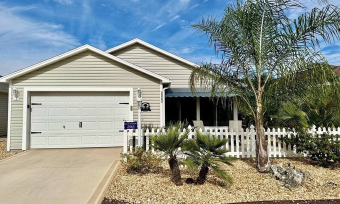 Buttonwood House | Charming 2/2 Retreat in The Village of Buttonwood