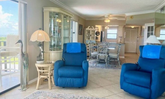 Hutchinson Island South Condo | Steps to the Beach with Pool on Hutchinson Island