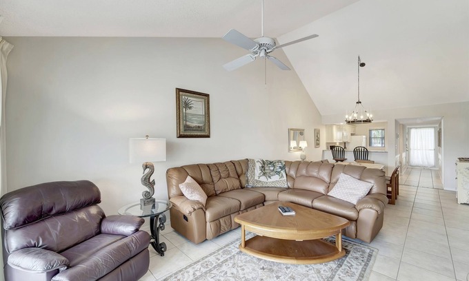 Plantation Condo | Stylish 2/2 Near Beach with Pool and Kitchen Amenities