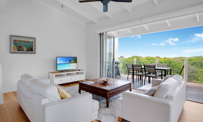 Peregian Beach Apartment | Guest Rated 10/10: Kingfisher Drive with Oceanfront Pool