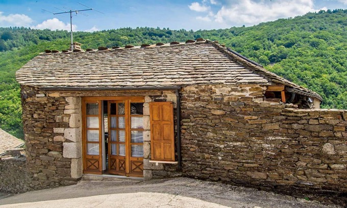 Pourcharesses House | Cozy House with Kitchen, Pet and Child Friendly Amenities