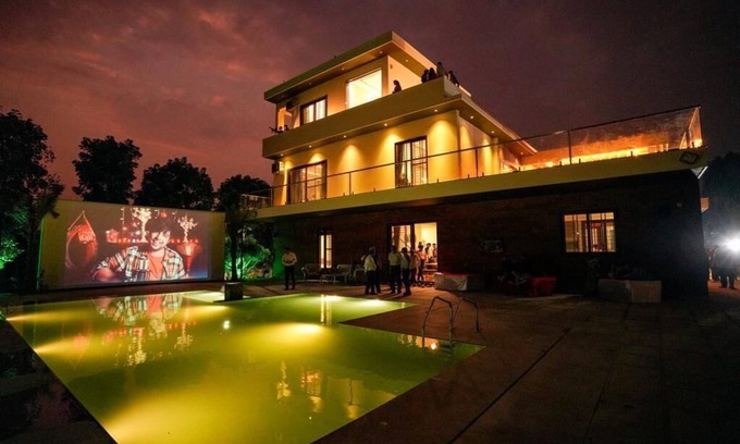 Narasapura Villa | 2.5 acres,5 luxury rooms,master suite with bathtub,pool,kids area ,Lawn.