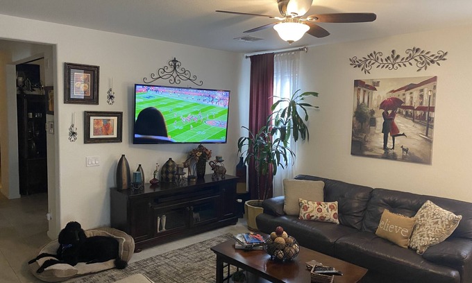Maryvale House | Convenient Stay 2.5 Miles from Super Bowl LVII - State Farm