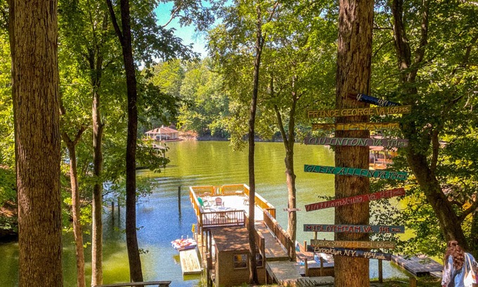 Westlake Corner House | Tranquil Lake Retreat: Pet-Friendly with Pool & Breakfast
