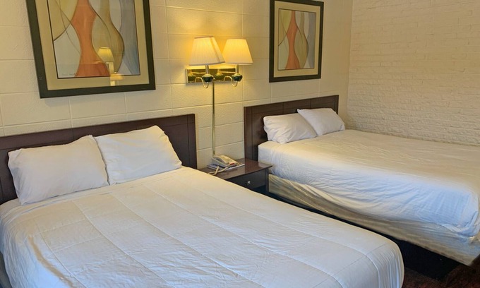 Grissom - Highland Hotel | Convenient Stay near Virginia Tech with Free Parking
